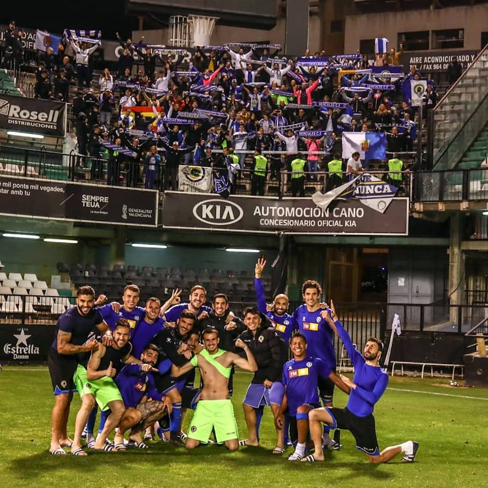 Jugadores del Hércules CF y la afición desplazada a Castellón celebran el triunfo del conjunto alicantino. Foto: Hércules CF