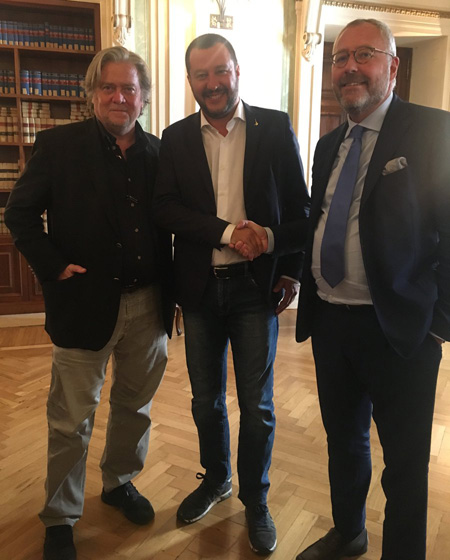 De izquierda a derecha, Bannon, Salvini y Modrikamen.