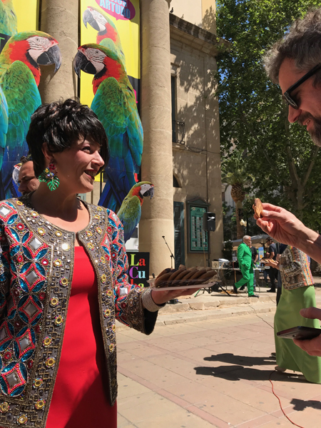 Una actriz ofrece pastas a los asistentes a la presentación de "Adiós Alberto". Foto: S. MARCO