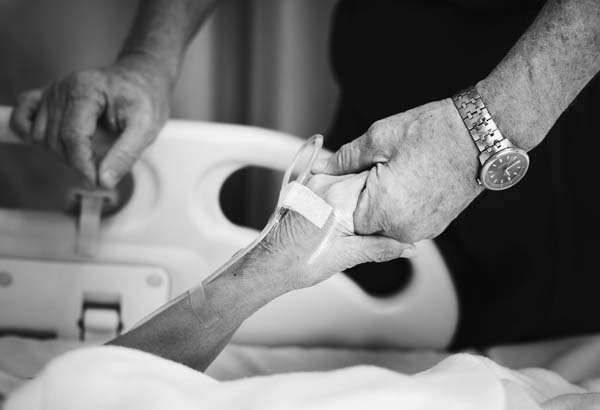 Anciano recibe apoyo de un familiar en el hospital. Foto: Pexels.com