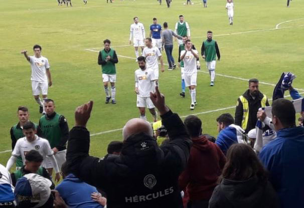 Jugadores del Hércules CF saludan a la afición herculana desplazada al campo del Barakaldo. Foto: ANA FERRÁNDIZ PAYÁ