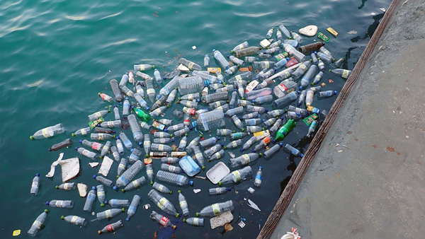 Basura de plásticos en un puerto del Mediterráeno. 