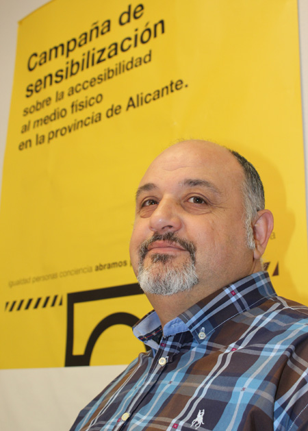 Antonio Ruescas en la sede de COCEMFE Alicante. Foto: S. MARCO