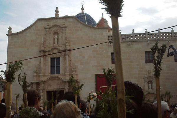 Peregrinos atienden la misa oficiada en el la plaza del convento de la Santa Faz. Foto: FLICKR / Neil Vega