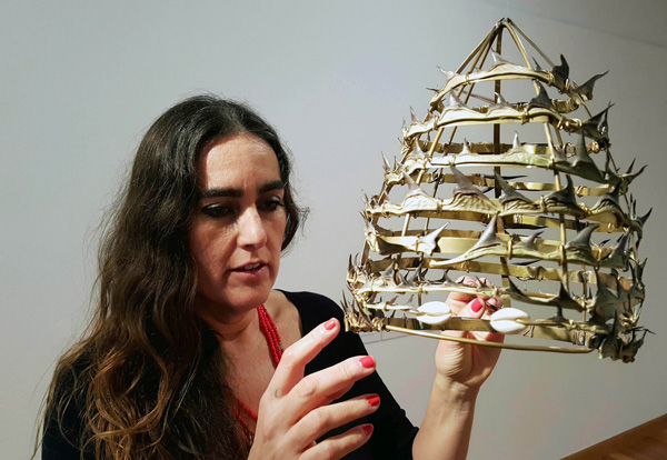 Susana Guerrero con la pieza 'Casco elegua'. Foto: J. FILIU