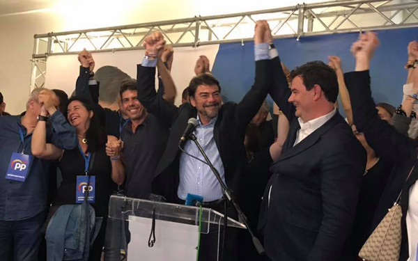 Luis Barcala celebra con sus compañeros de partido los resultados del 26M. 
