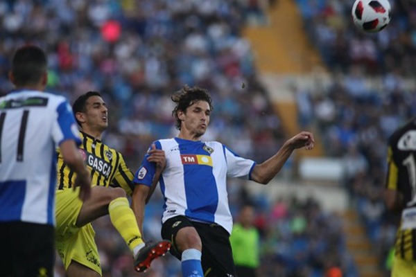 Jugadores del Hércules Cf y del Barakaldo disputan un balón. Foto: Hércules CF