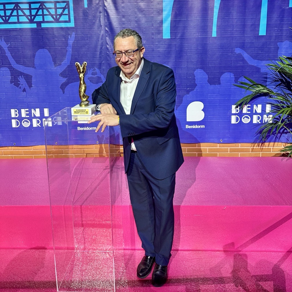 Toni Pérez, alcalde de Benidorm posando con la sirenita de oro, galardón del Benidorm Fest 2026